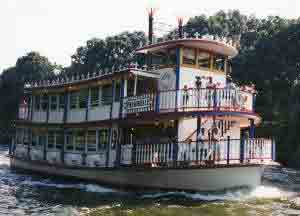 The River Belle< The River Belle<